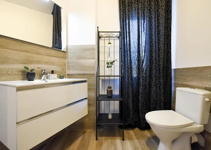 Daire Discover Comfort: Charming & Spacious In The Old Town *